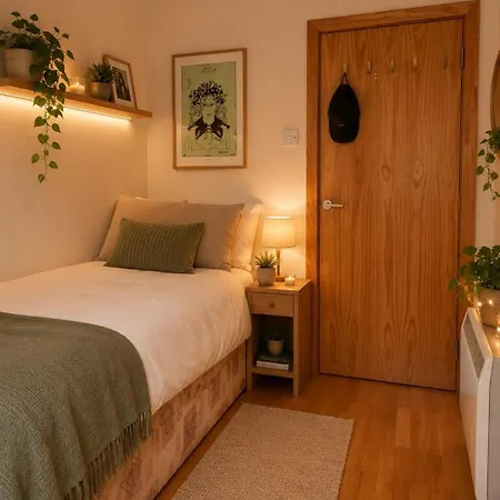 Cosy With Private Bathroom - Female Only Homestay szállás