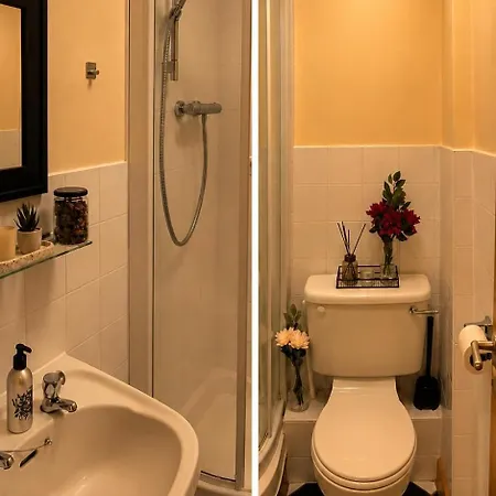 Cosy With Private Bathroom - Female Only